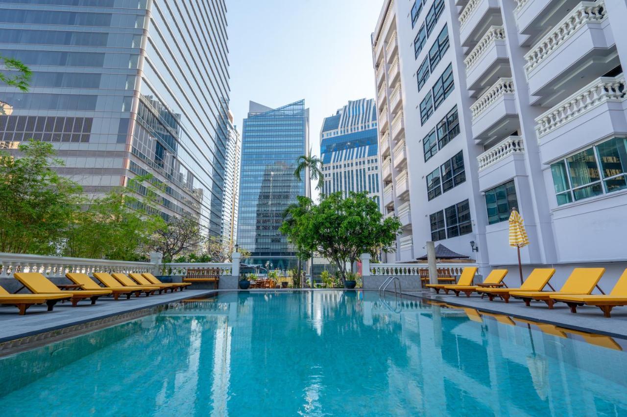 Nh Bangkok Sukhumvit Boulevard Kültér fotó The swimming pool at the hotel